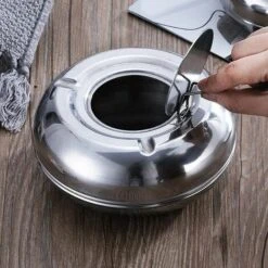 PERLE RARE Lot De 2 Cendriers Ronds Modernes En Acier Inoxydable – Avec Pare-brise – Portables, Réutilisables Pour Une Utilisation En Extérieur Ou En Intérieur.